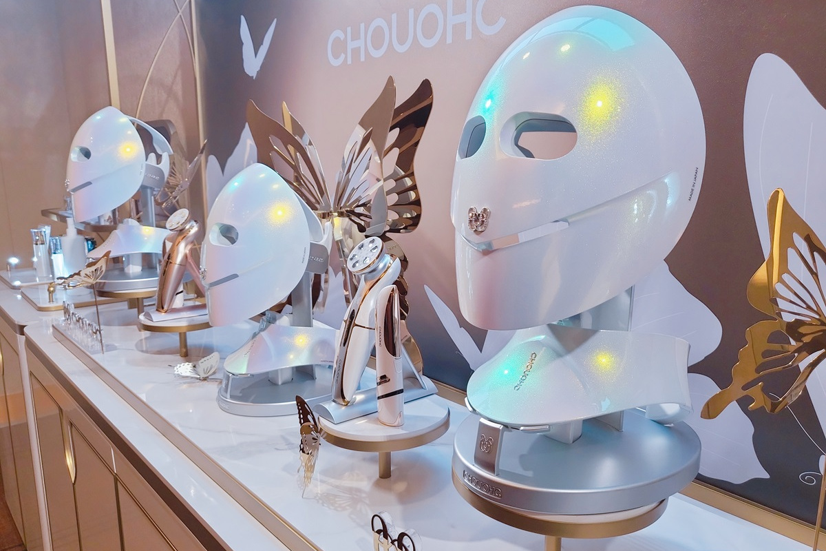 CHOUCHOU】衝撃のビジュアル「LEDマスク美顔器」 顔はもちろん首