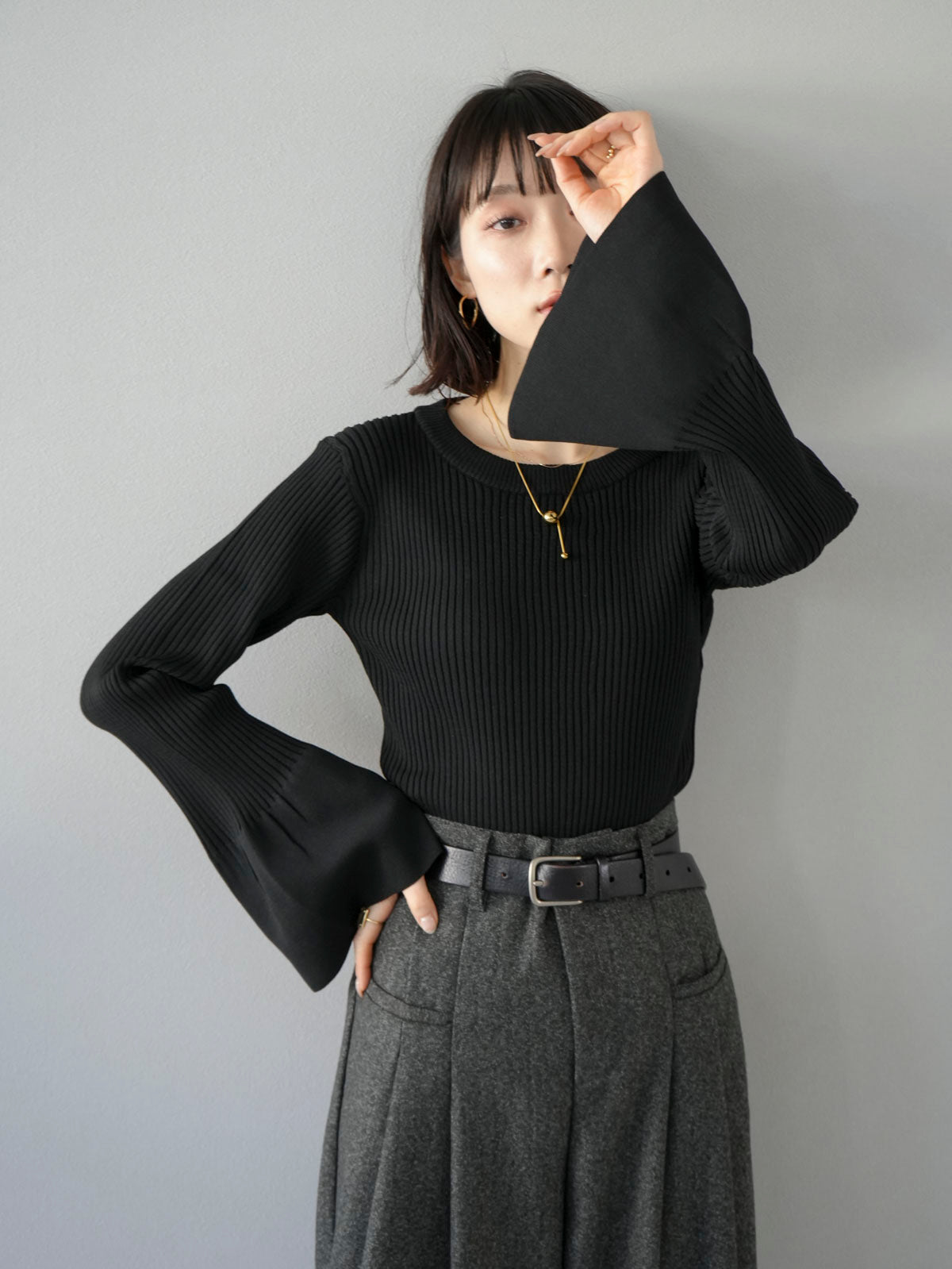 予約]フレアスリーブポリエステルリブニットトップス/ブラック – Lumier