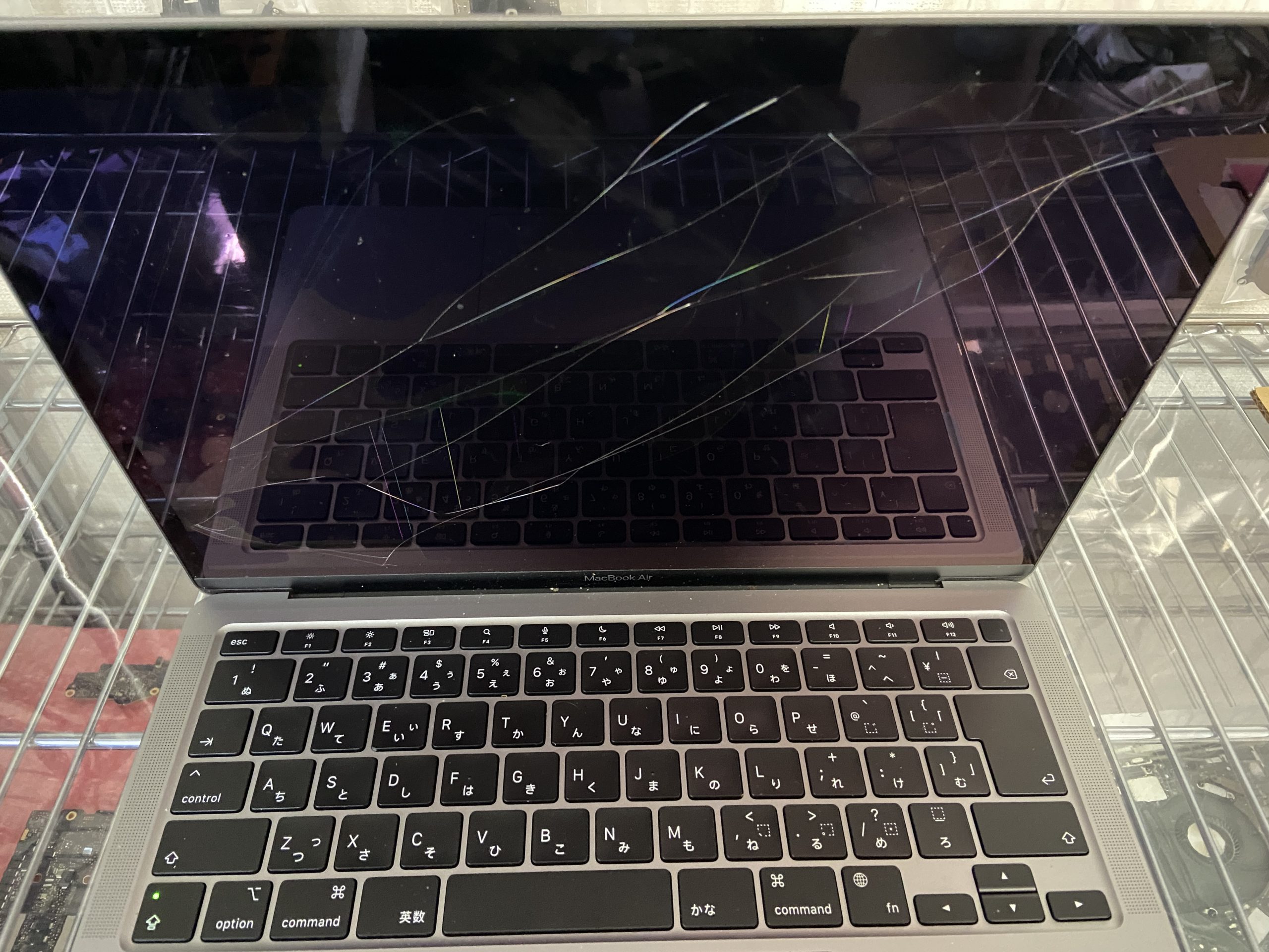 液晶割れ】MacBookAir M1 2020の液晶パネル交換修理！ | Mac修理アースト