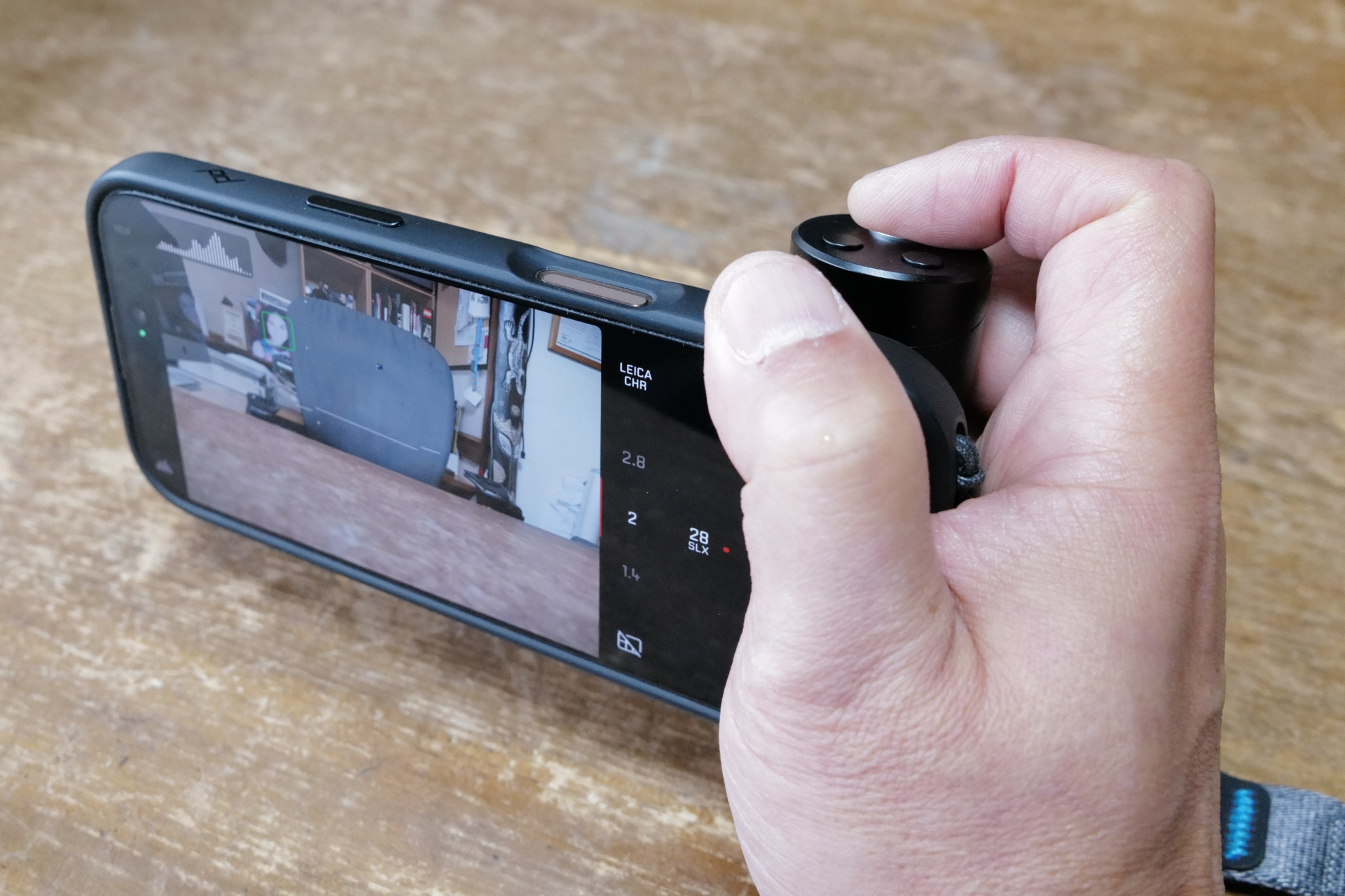 Leica LUXグリップ、レビュー。ライカが作ったiPhone用カメラアクセ