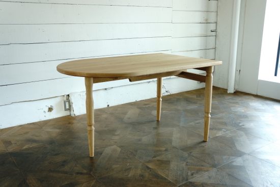 片方が半円で3本脚のテーブル - Magical Furniture