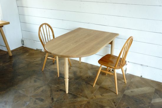 片方が半円で3本脚のテーブル - Magical Furniture