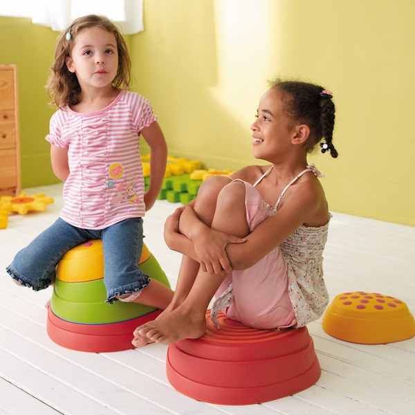 室内 鉄棒、体育体操マット、スケートボードセクション スケボーレール