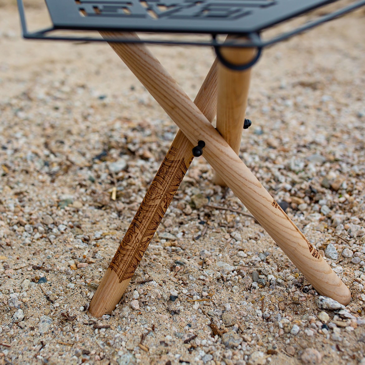 焚き火サイドスタンド LOW 六角天板タイプ | DEVISE WORKS | キャンプ用品