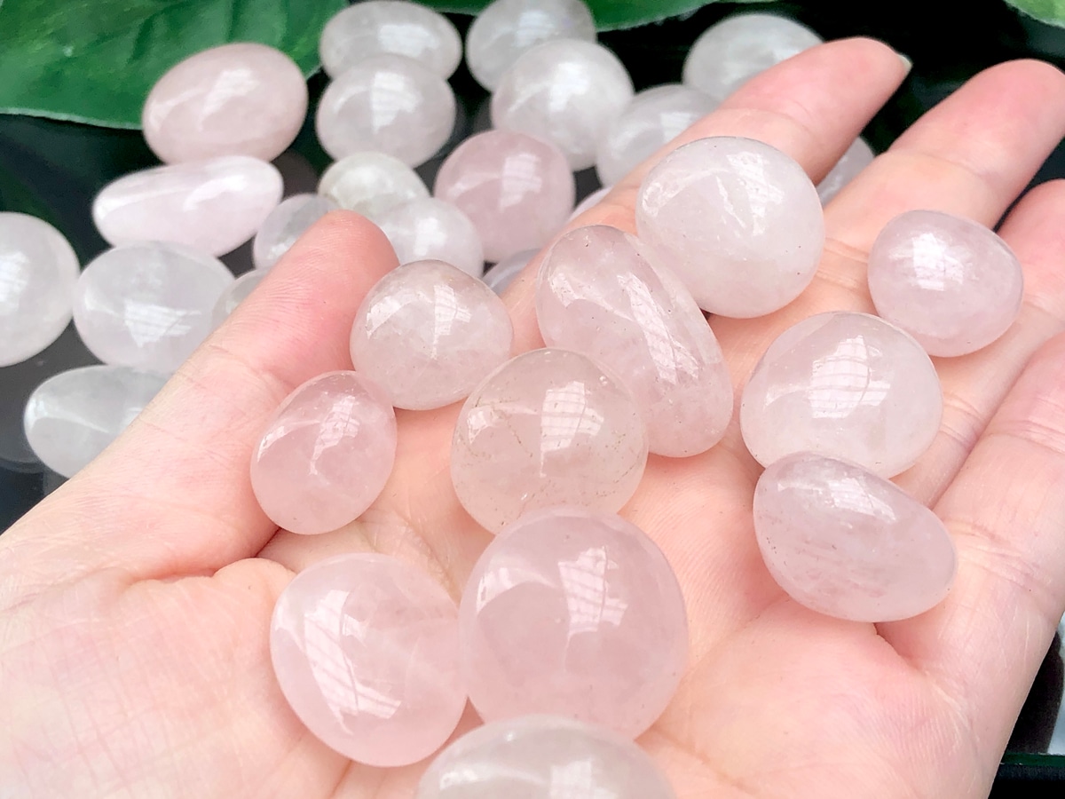 人気の優しいピンクカラー☆天然石/タンブル（お守り石・握り石・磨き