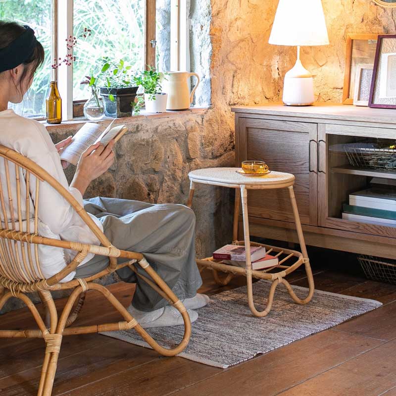 ナチュラルな風合いのラタンサイドテーブル | インテリア・家具の通販