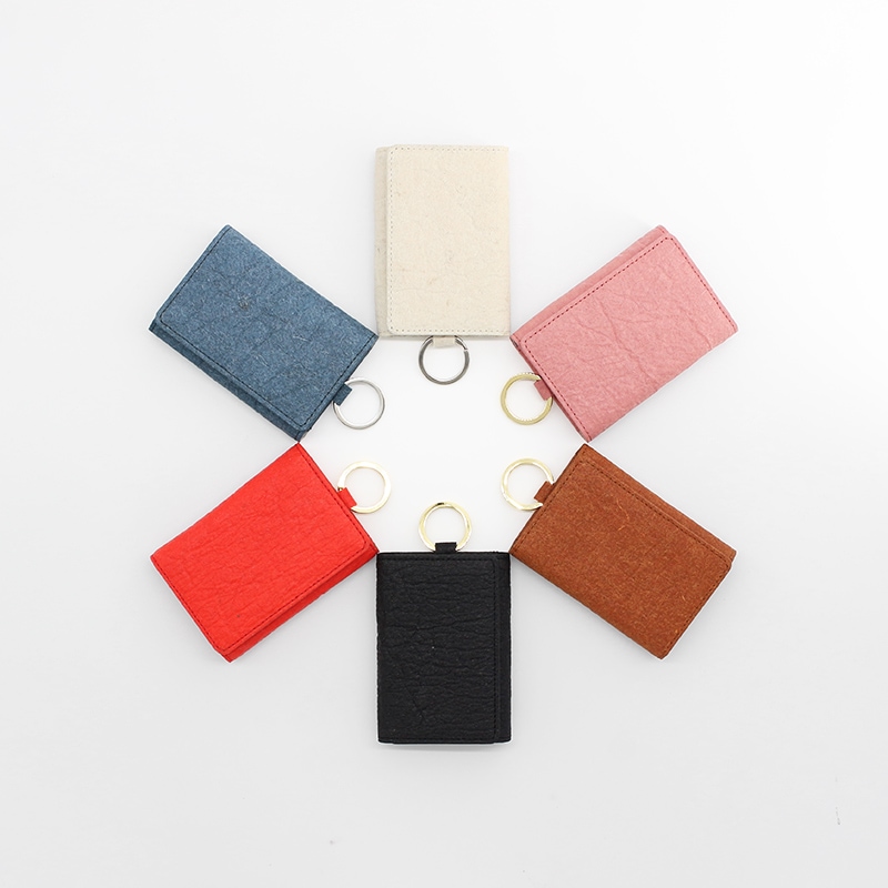 パイナップルの葉からできたサステナブルなヴィーガン素材キーケース