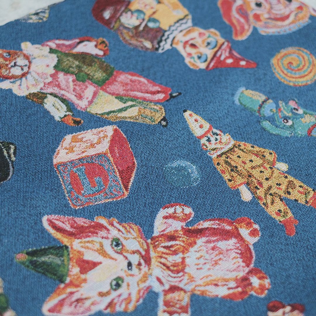 バウハウスにるタイポグラフィスケッチをそのままクッションカバーに