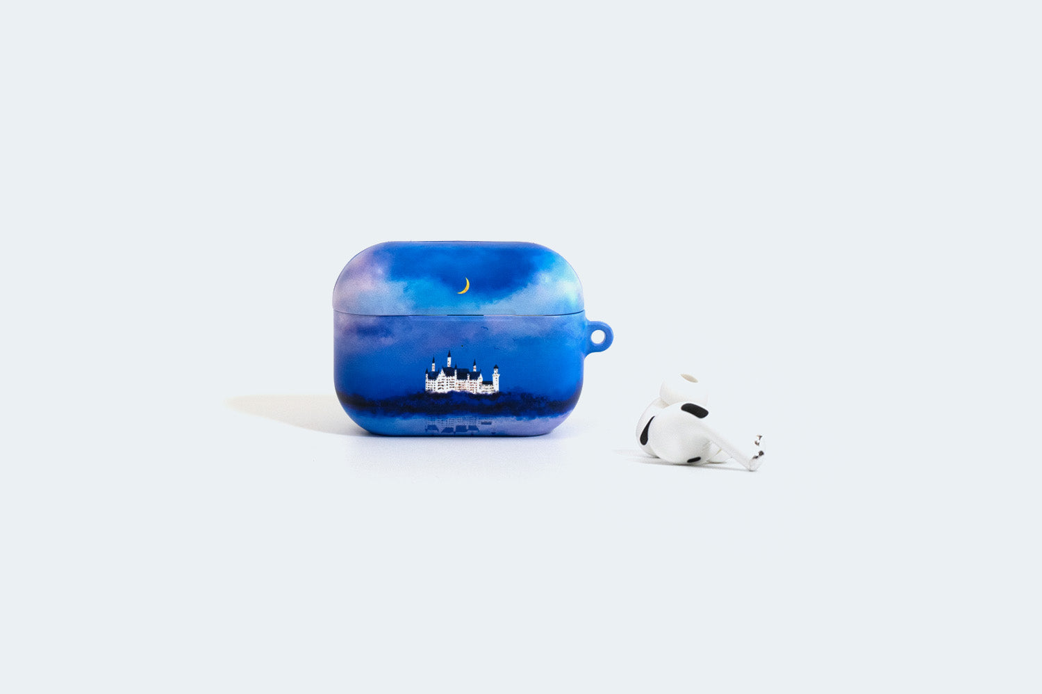 青い夜空とお城を描いた、AirPodsケース – 宙フェス夜市