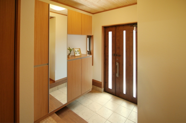 玄関に飾ってはいけない絵ってどんな絵？風水的に飾ると良い絵も紹介