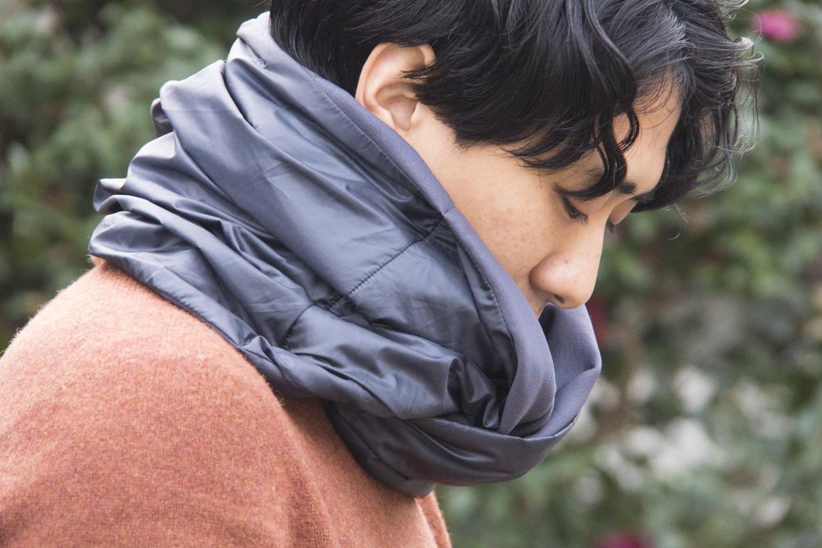 スウェーデンのアウトドアブランドがつくるスヌードはこの大きさが使い