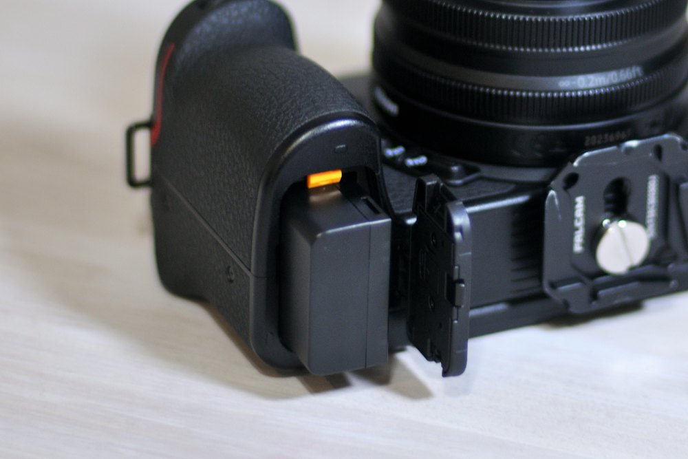 Z30のバッテリーと充電器について！付属品はUSBケーブルのみ｜クロブチ！