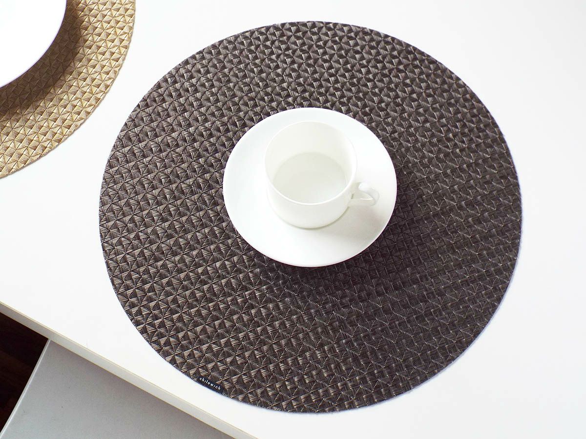 チルウィッチ 円形ランチョンマット・オリガミ｜ブラウンの多面体模様