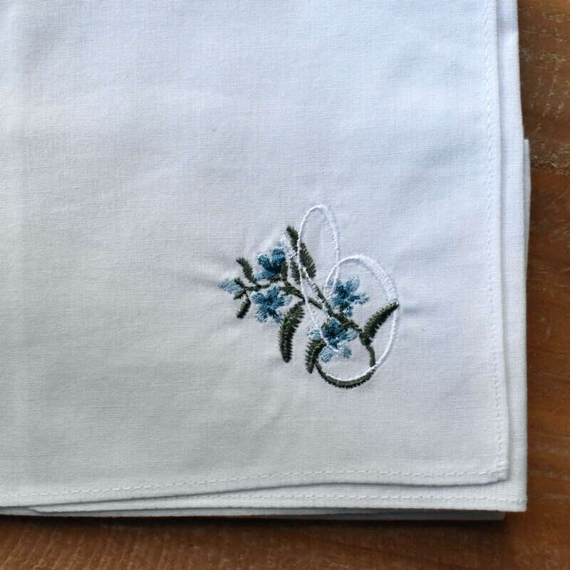 イニシャル[B]ブルースターの花_刺繍入り白いハンカチーフ | mimi刺繍