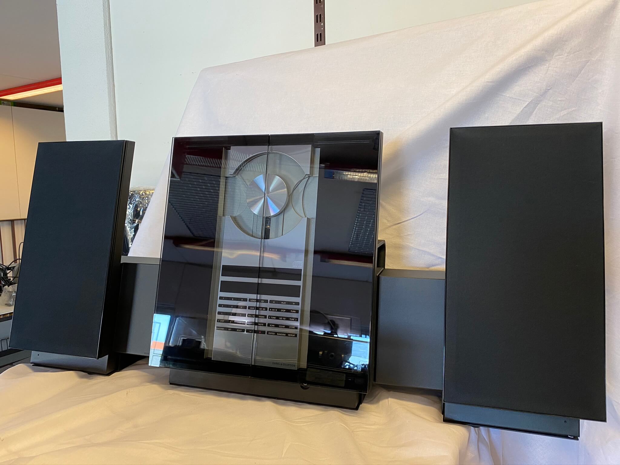 Beocenter 2300 musiksystem med Beolab 2500 højttalere - Miniradio.tv