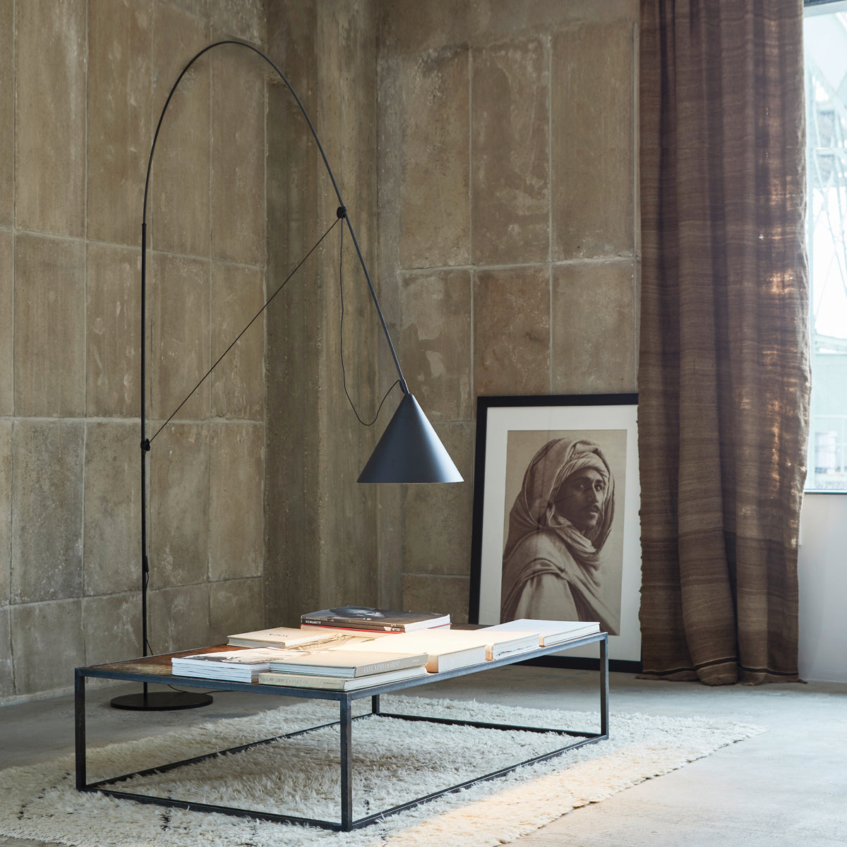 AYNO XL フロアランプ、ブラック – シュテファン・ディーツ