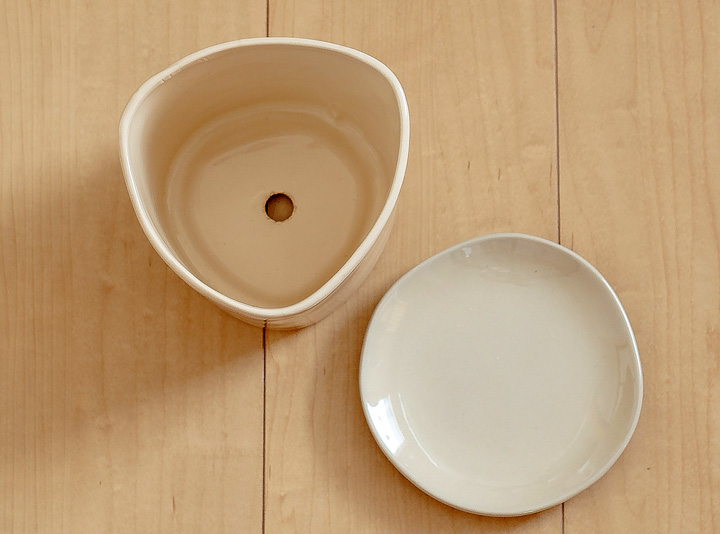 ツヤのある三角陶器植木鉢｜3.5～4号の観葉植物の植え替えに