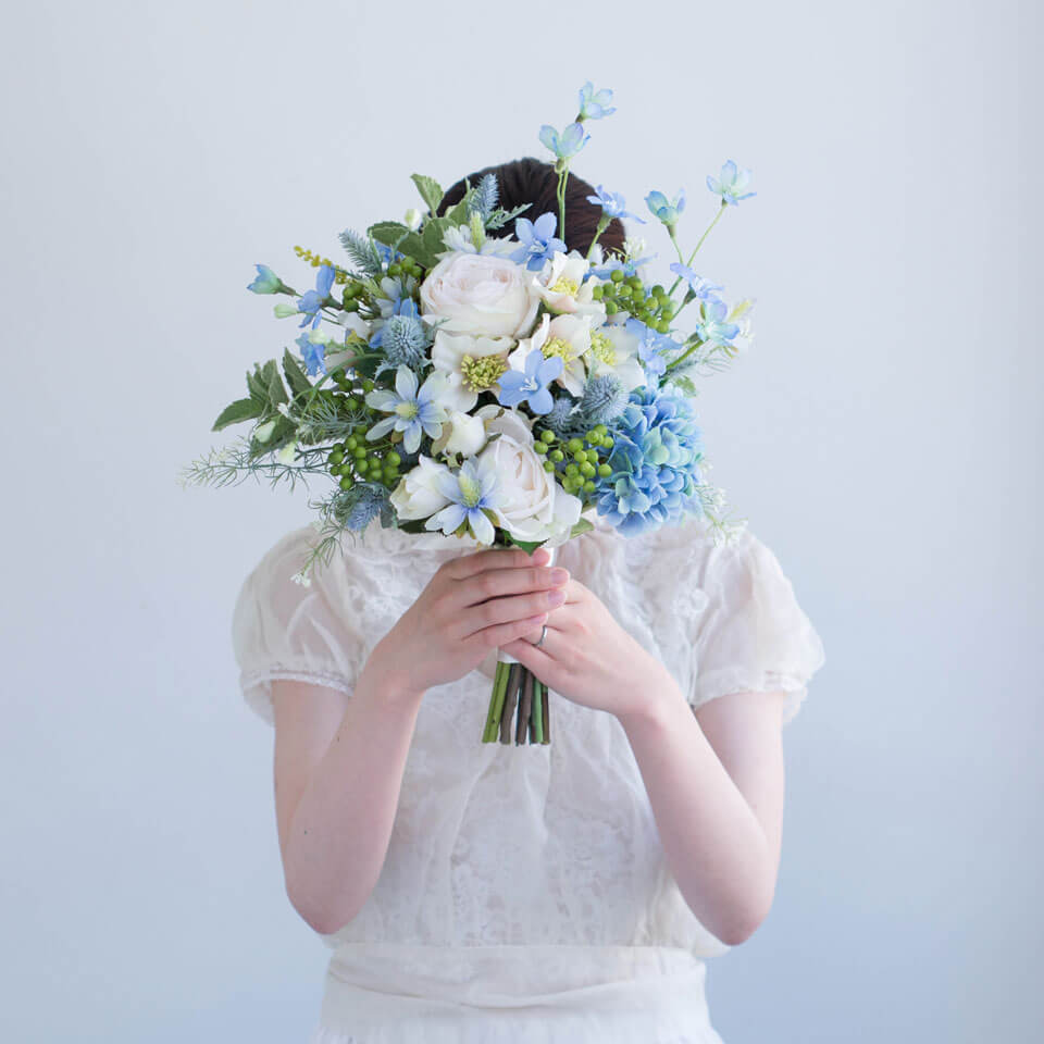 ローズ×ブルーフラワーのクラッチブーケ | mille la chouette (ミルラ