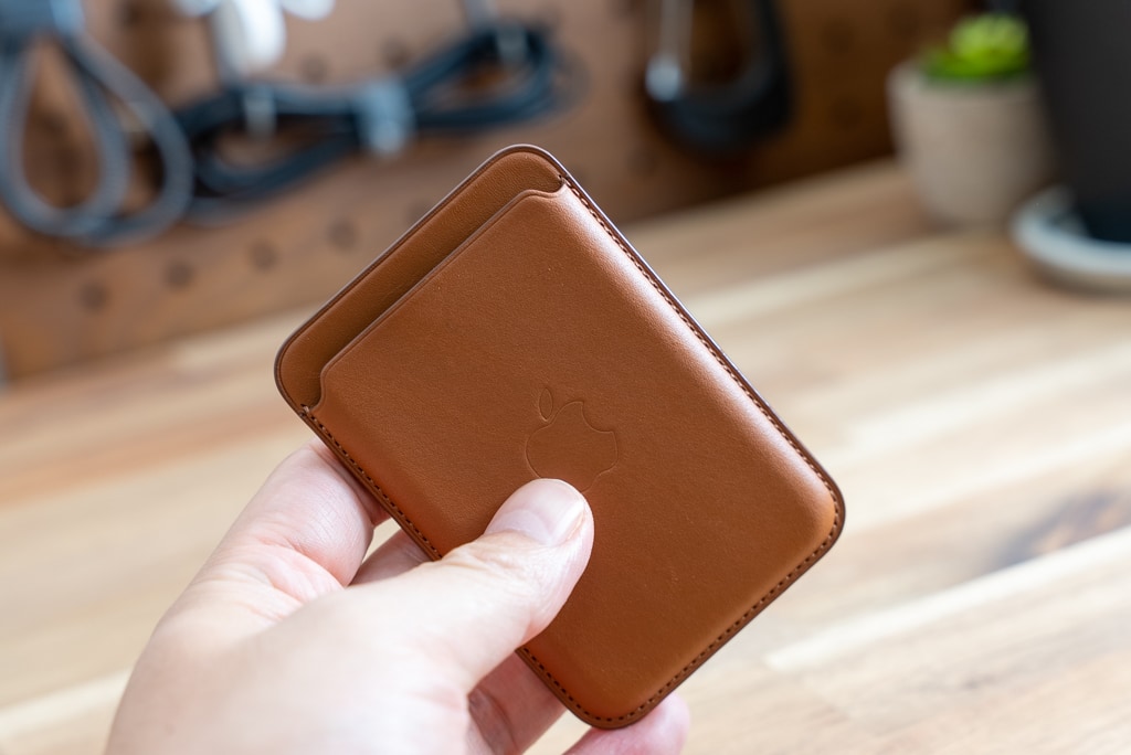 MagSafe対応iPhoneレザーウォレットレビュー：3枚までのカードをiPhone