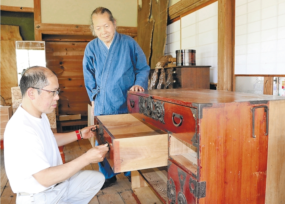ものづくりの技術残したい」箪笥作りの情熱再び 奥州の職人親子、倒産