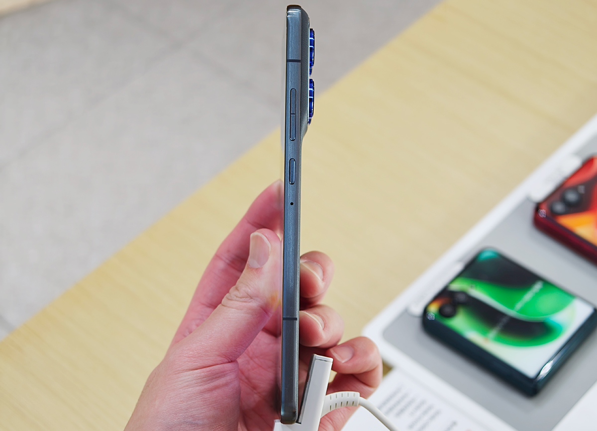 厚さ5.99mm「moto X70 Air」実機キタァー！超薄型スマホを手にとって