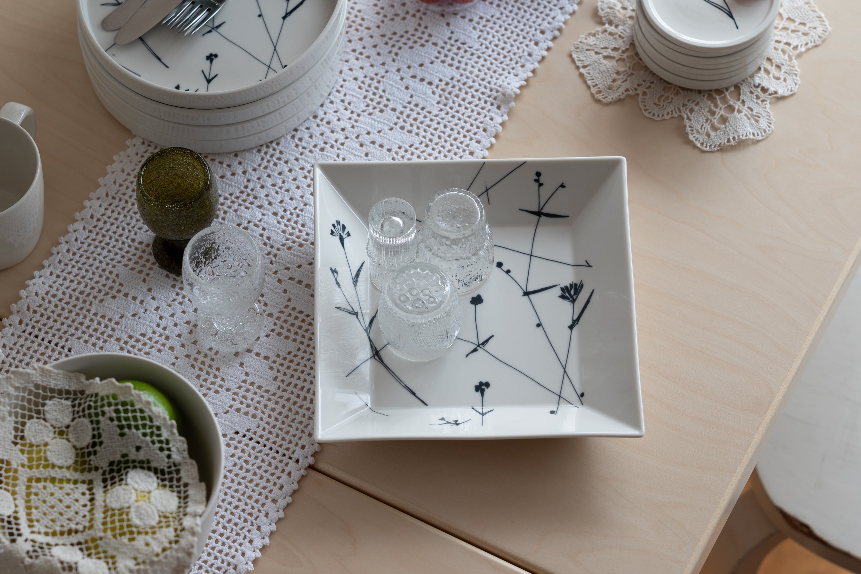 MICHIKUSA プレート 角皿20.5cm | 石本藤雄デザインの食器、雑貨の通販