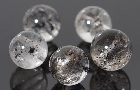 グラファイトインクォーツの意味 | パワーストーンの意味・一覧