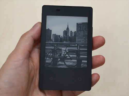 ドコモ、電子ペーパー採用の超コンパクトな携帯電話「カードケータイ