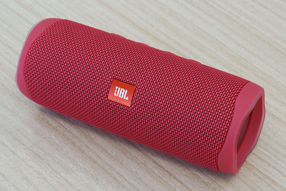 JBL、ボトルサイズで12時間聴ける防水Bluetoothスピーカー「FLIP5