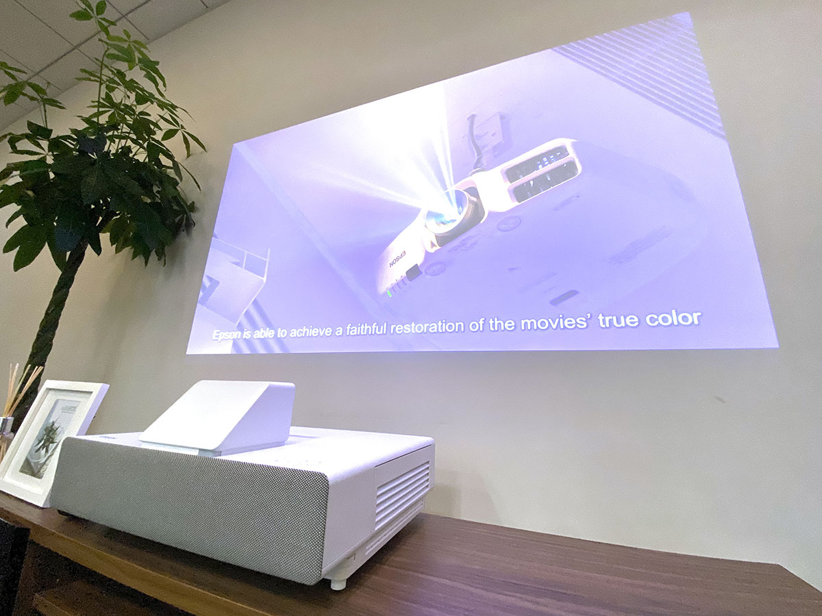 6畳間でも100インチ、エプソンが4Kプロジェクター「EH-LS500」 | マイ