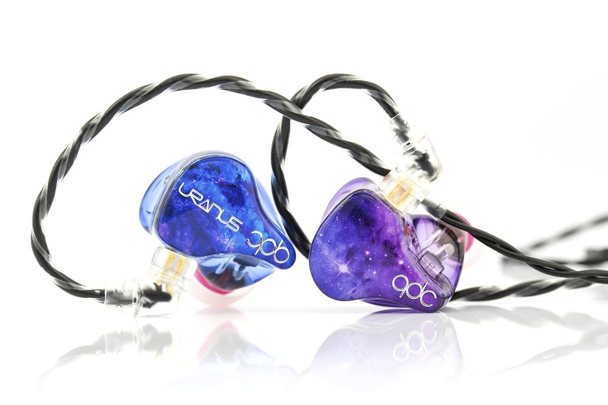青い宇宙デザインのハイブリッドイヤホン「qdc Uranus」 | マイナビ