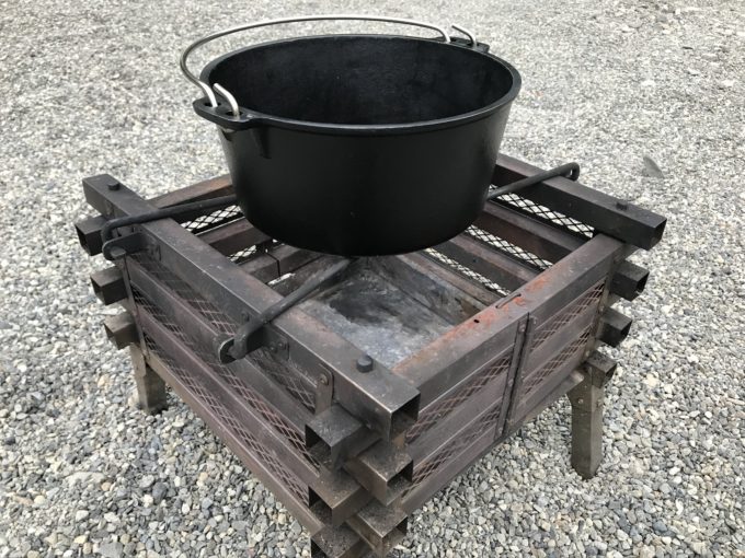 かっこいい焚き火台はこれ！コールマン「ステンレスファイアープレイス