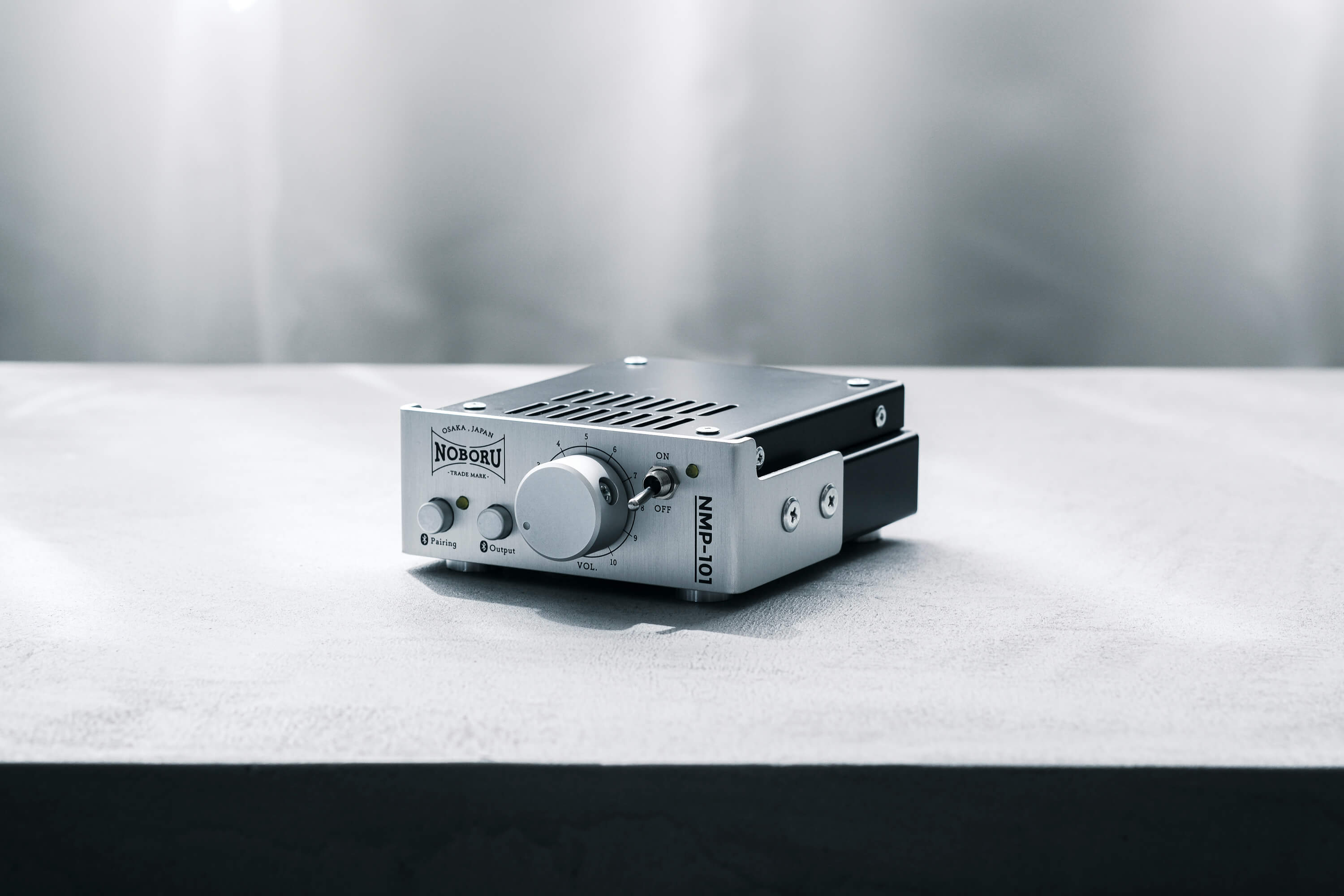 スタックアンプ/金属製ボックススピーカー型【シルバー】 | ノボル電機