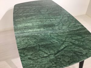 ダイニングテーブルとローテーブルの御紹介 天然大理石のエメラルド