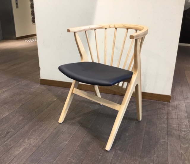 新入荷ダイニングチェアの御紹介 高級感漂う木製スピンドルバック