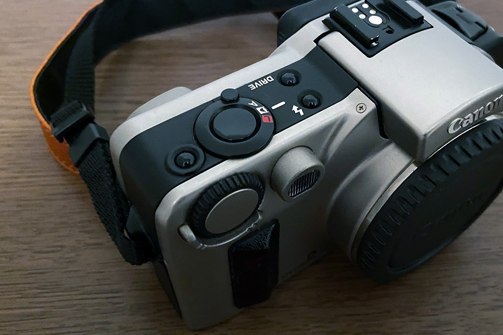 Canon EOS IXE APSフィルム対応の一眼レフカメラ。