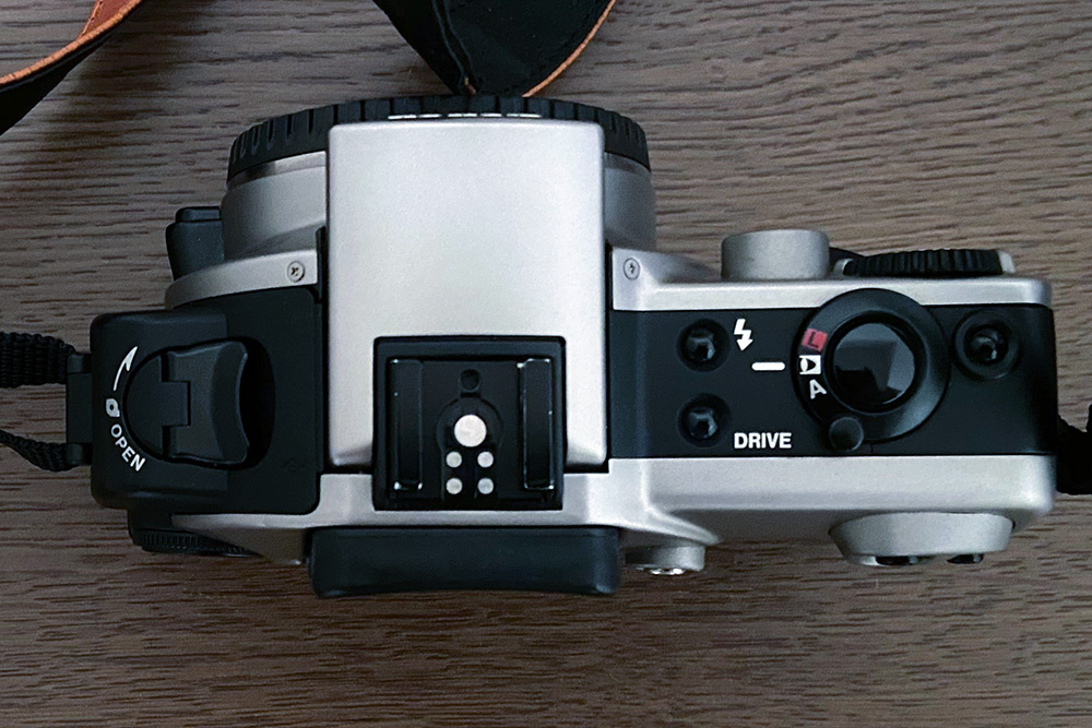 Canon EOS IXE APSフィルム対応の一眼レフカメラ。