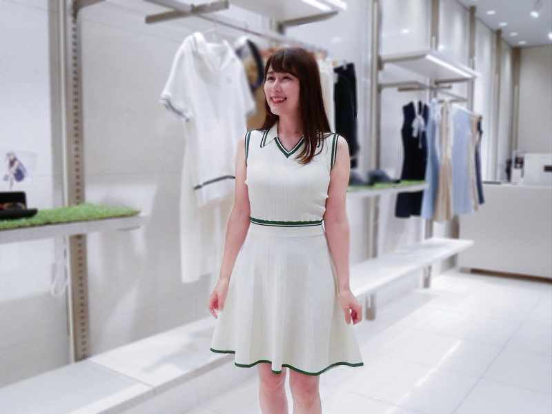 ネイビーと白が豊富なLE.NAN（ルナン）のゴルフウェアと小物は大人女子