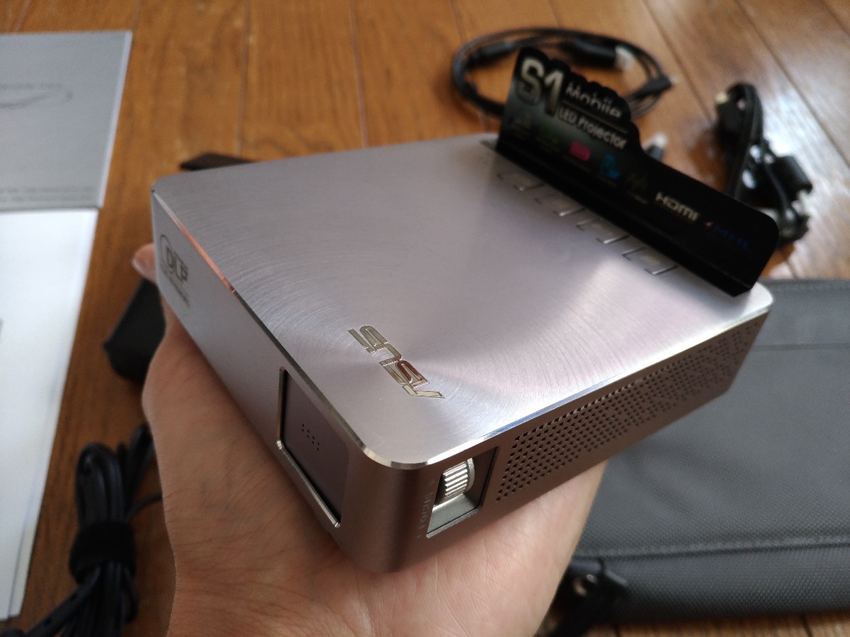 かぶ] ASUS S1 モバイルプロジェクター レビュー 本格的なプレゼンでも