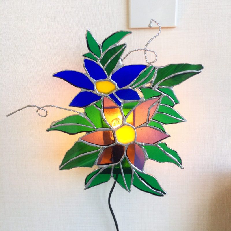 生徒さんの作品。ステンドグラスのクレマチスの壁掛けランプ