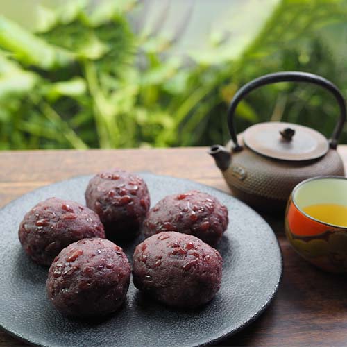 北海道十勝産の小豆を氷砂糖で煮た「極上おはぎ」 – お亀堂