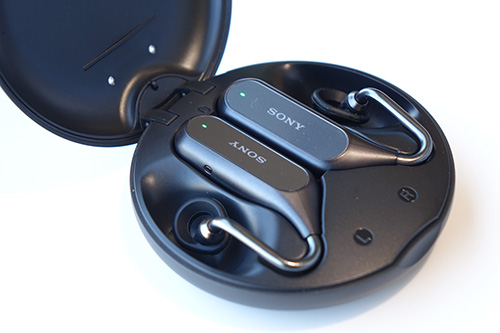 話題の耳穴を塞がない独立型ワイヤレスヘッドホンXperia Ear Duo