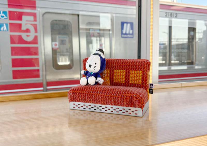 Osaka Metro御堂筋線車両の座席シートを活用した「ロングシート型