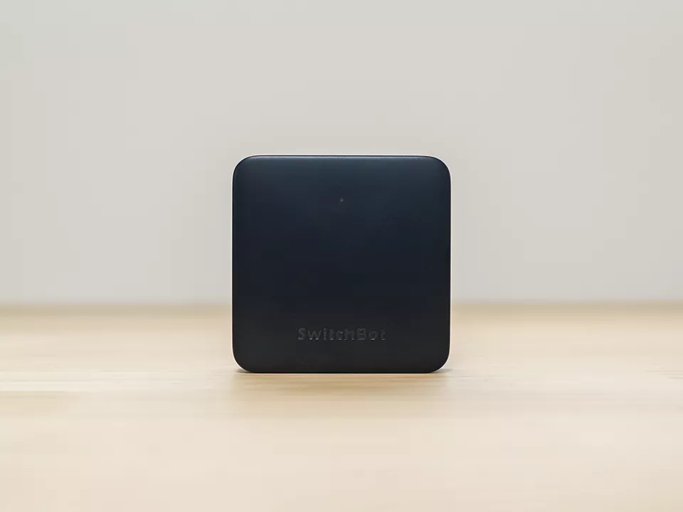 SwitchBotハブミニにブラックカラーが追加！黒系インテリアにもこれで