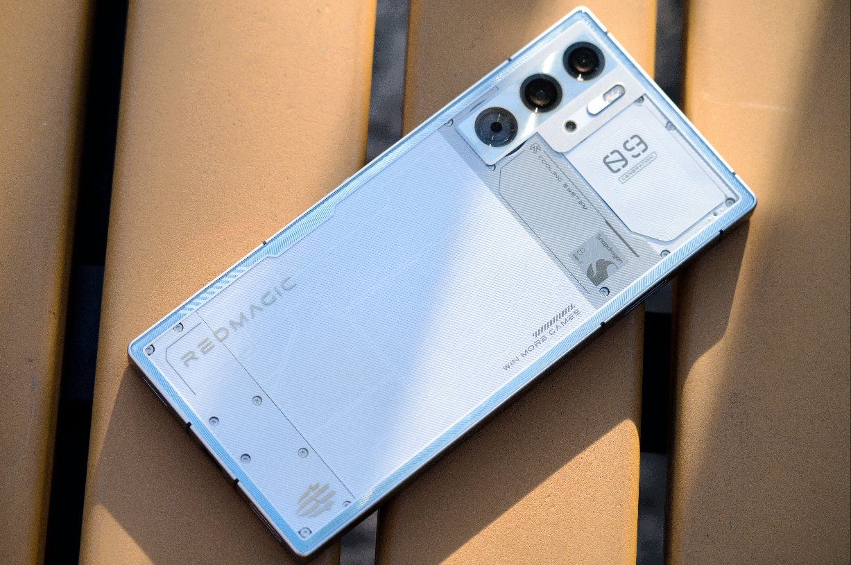 REDMAGIC 9 Pro レビュー：背面カメラの突起がないフルフラットな