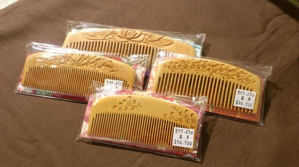 日本の職人展】〈喜多つげ製作所〉薩摩つげ櫛。持ち運びに便利な