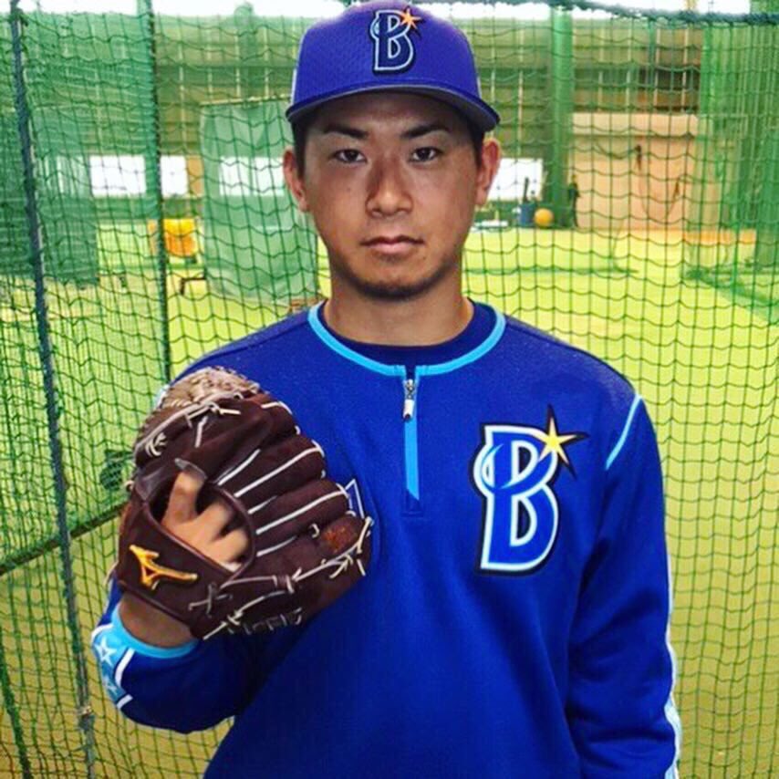 今永選手用グラブ／ 試合用に、紺とプラムブラウンの2色を製作しました