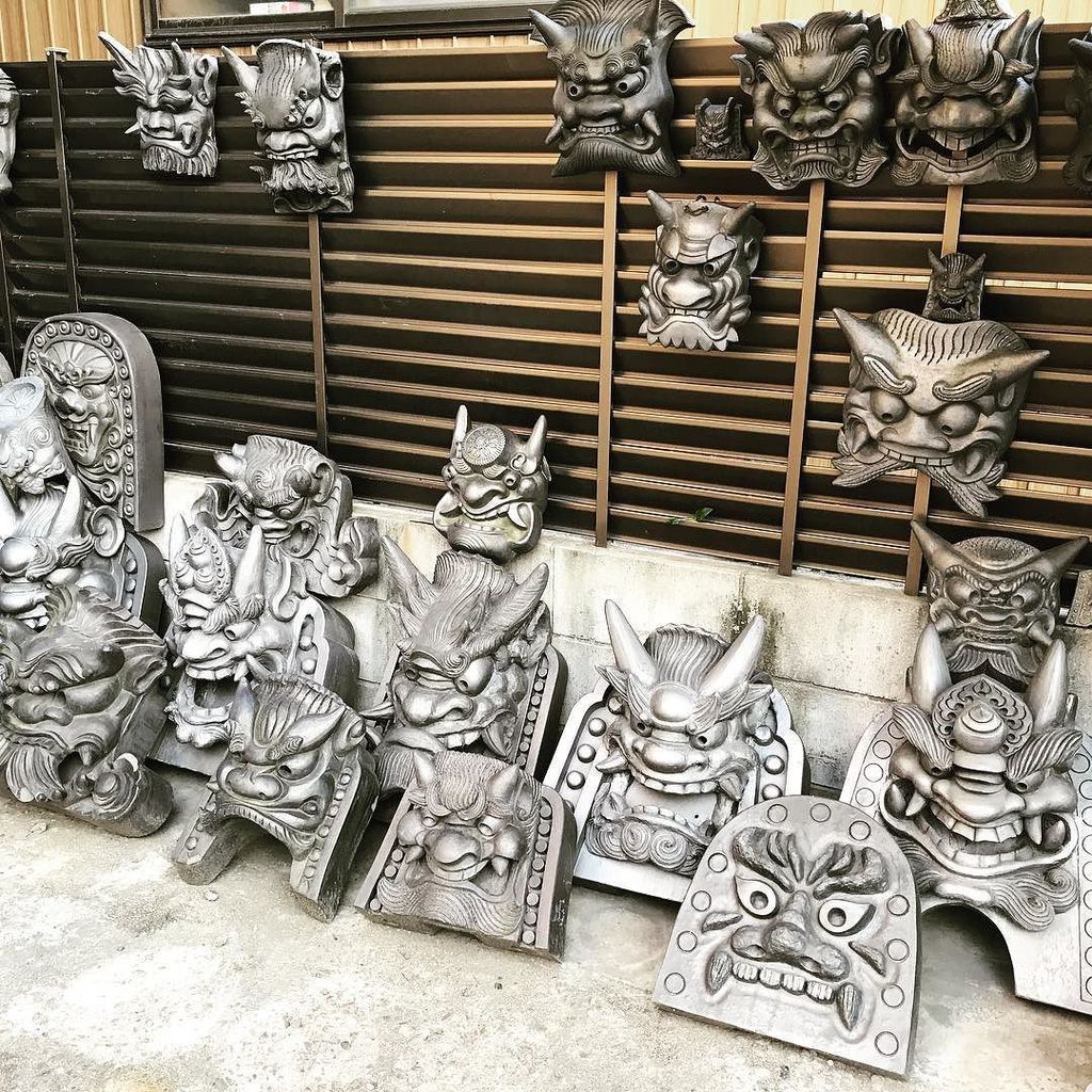 鬼瓦屋さんの入口付近がカオス。 鬼瓦が睨みを利かせまくってます（笑