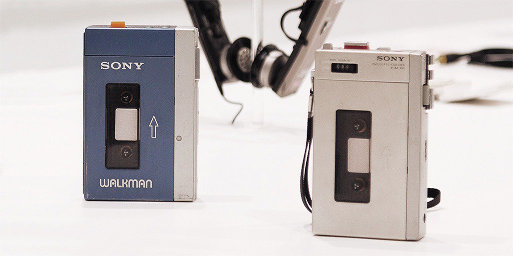 プレスマン』カセットレコーダー「TCM-100」（右）。このプレスマン