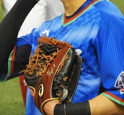 金子侑司のグローブ。結構カラフルなグローブ。ちなみにアシックスですね。